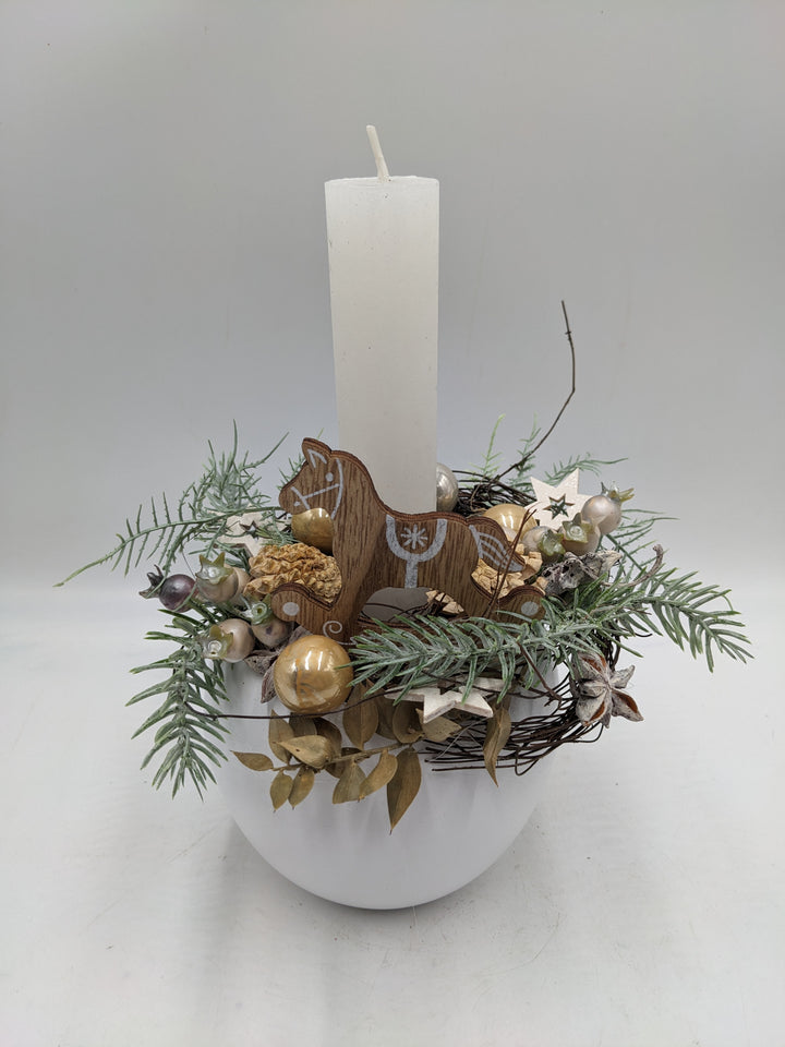 Weihnachtsgesteck Kugel Stern Schaukelpferd weiß