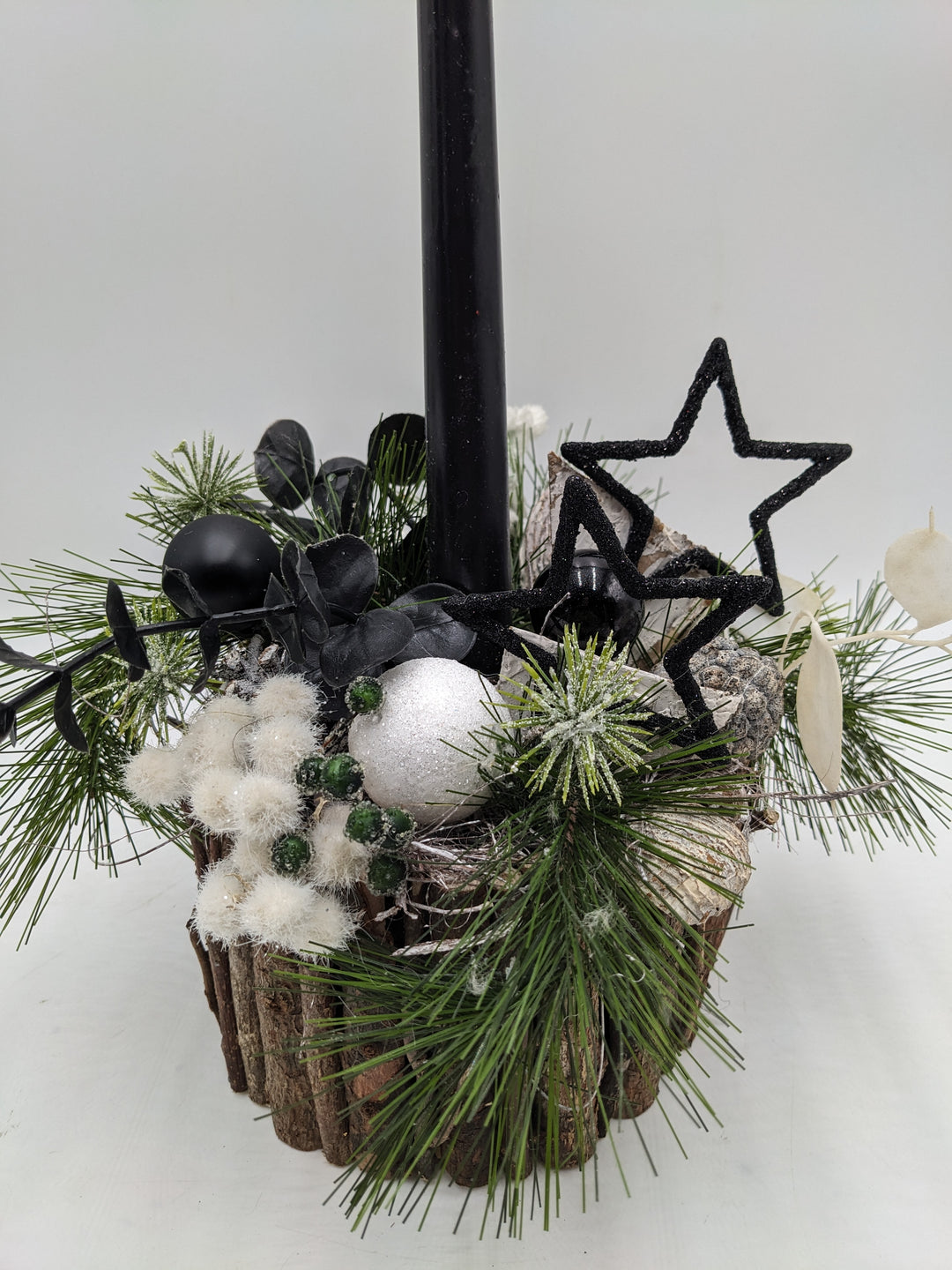 Weihnachtsgesteck Kugel Stern Kiefer schwarz