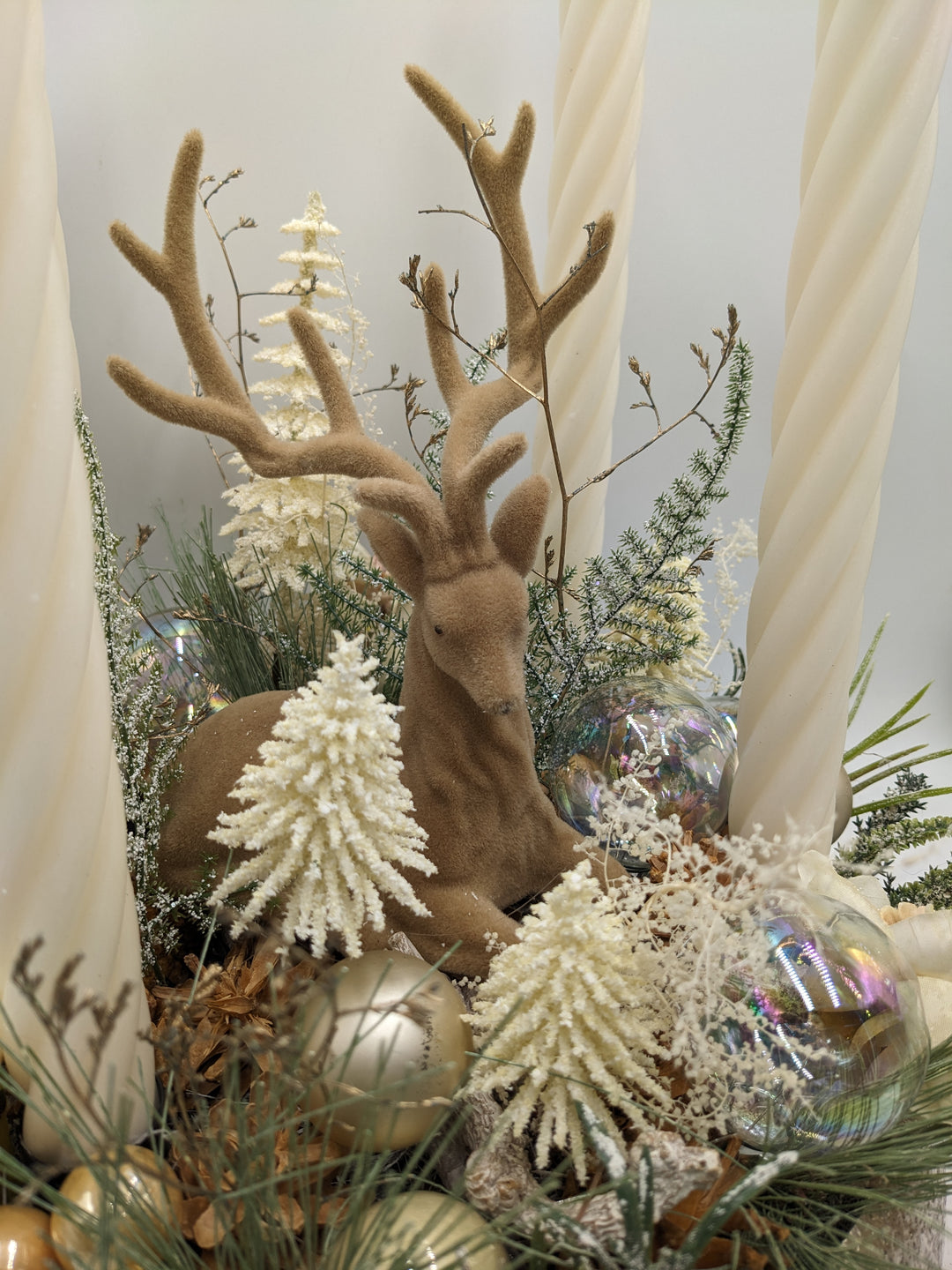 Adventsgesteck Kugel Hirsch Amaryllis creme