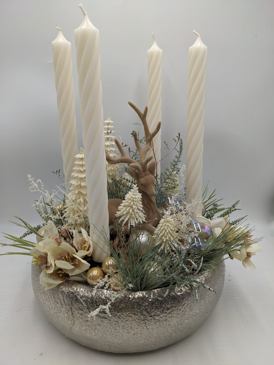 Adventsgesteck Kugel Hirsch Amaryllis creme