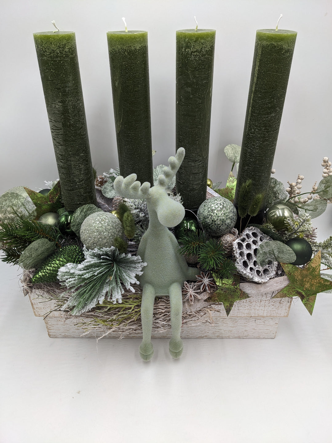 Adventsgesteck Kugel Elch Zapfen grün