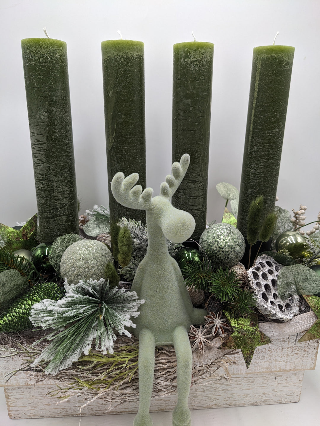Adventsgesteck Kugel Elch Zapfen grün