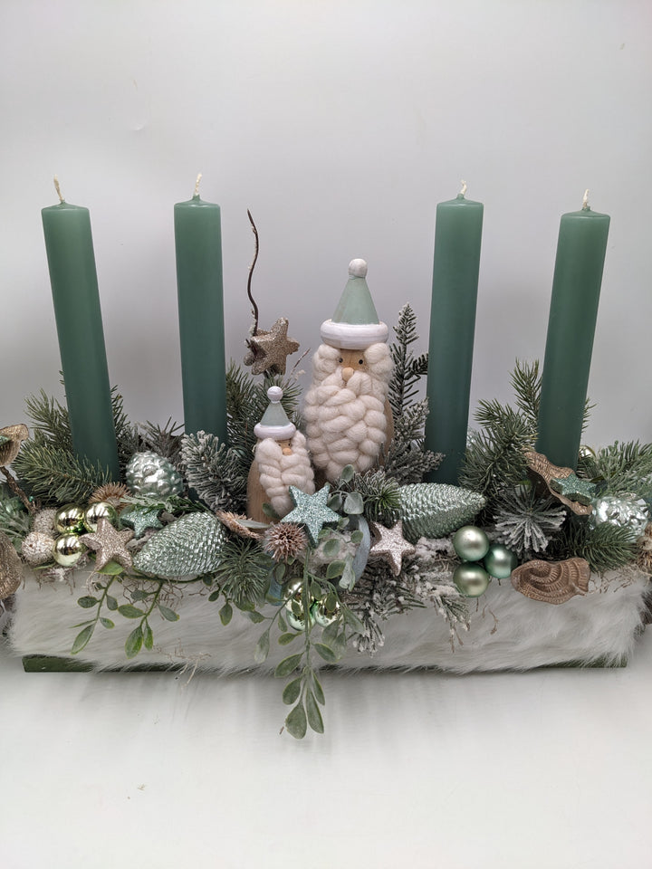 Adventsgesteck Kugel Zapfen Weihnachtsmann mint