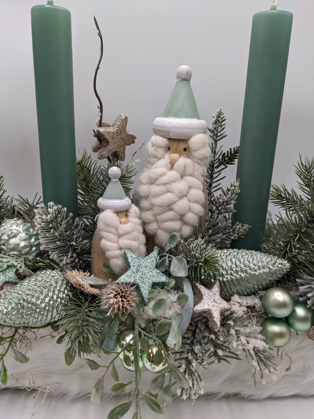 Adventsgesteck Kugel Zapfen Weihnachtsmann mint