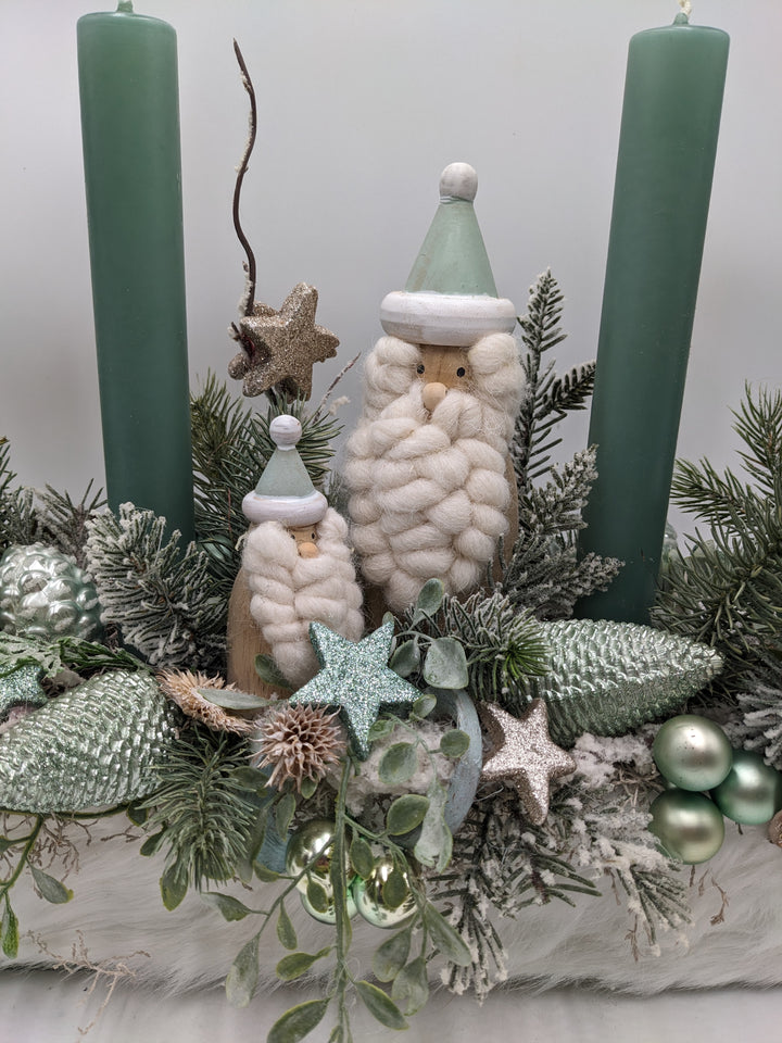 Adventsgesteck Kugel Zapfen Weihnachtsmann mint