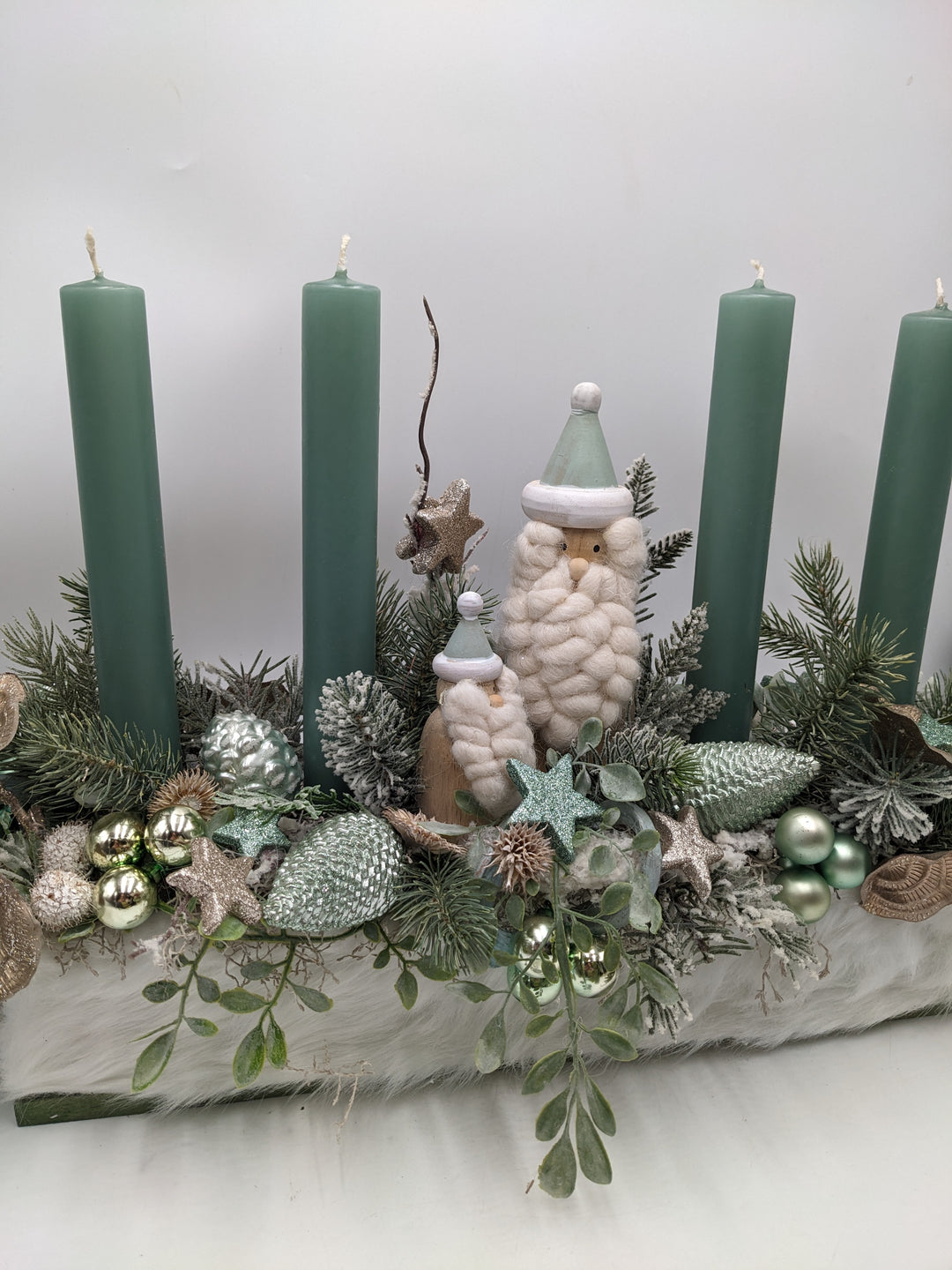 Adventsgesteck Kugel Zapfen Weihnachtsmann mint