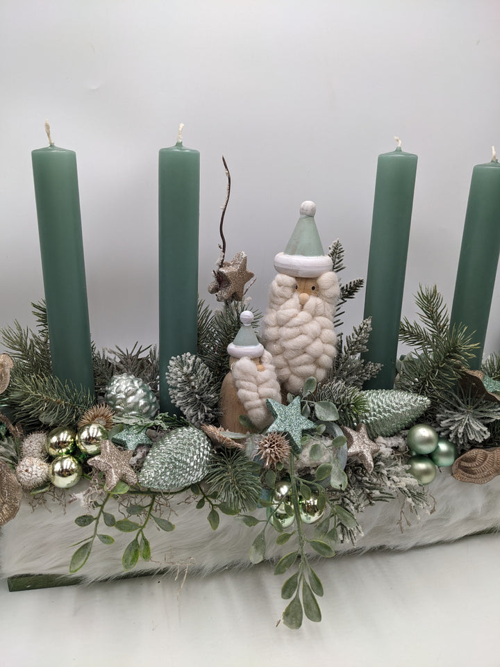 Adventsgesteck Kugel Zapfen Weihnachtsmann mint