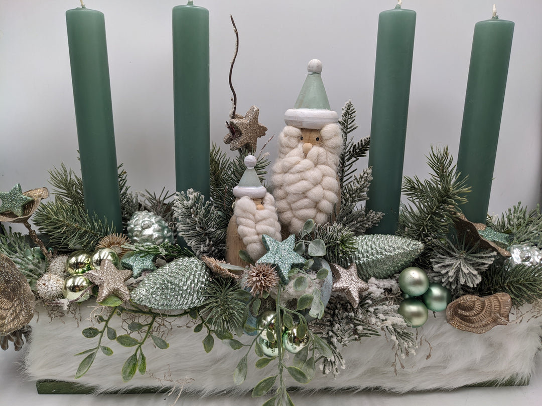 Adventsgesteck Kugel Zapfen Weihnachtsmann mint