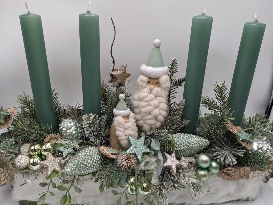 Adventsgesteck Kugel Zapfen Weihnachtsmann mint
