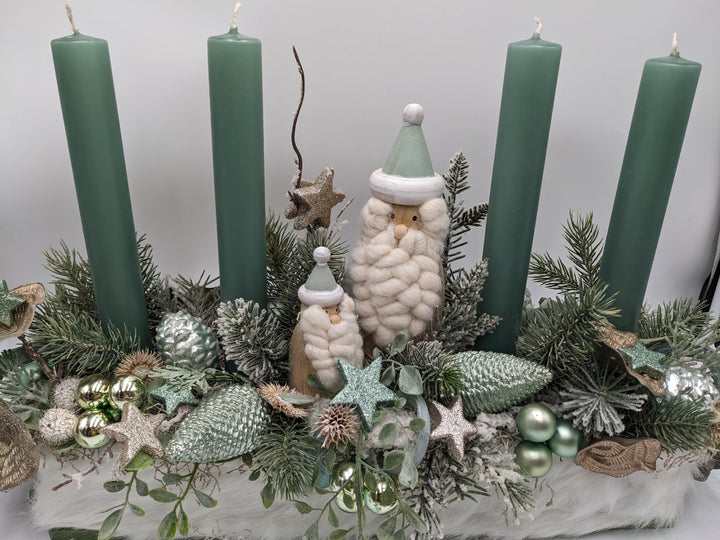 Adventsgesteck Kugel Zapfen Weihnachtsmann mint