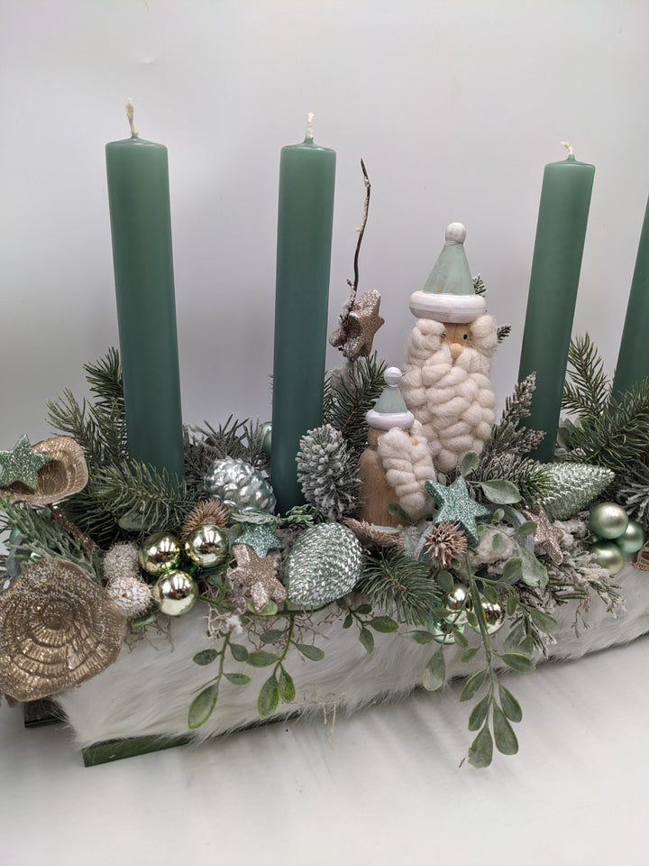 Adventsgesteck Kugel Zapfen Weihnachtsmann mint