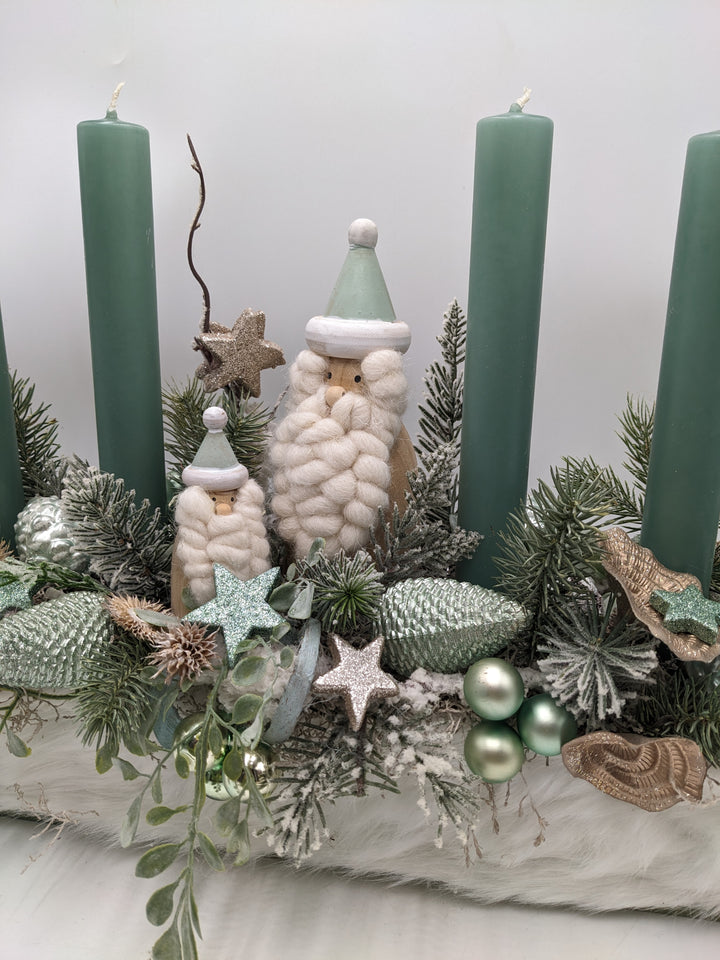 Adventsgesteck Kugel Zapfen Weihnachtsmann mint