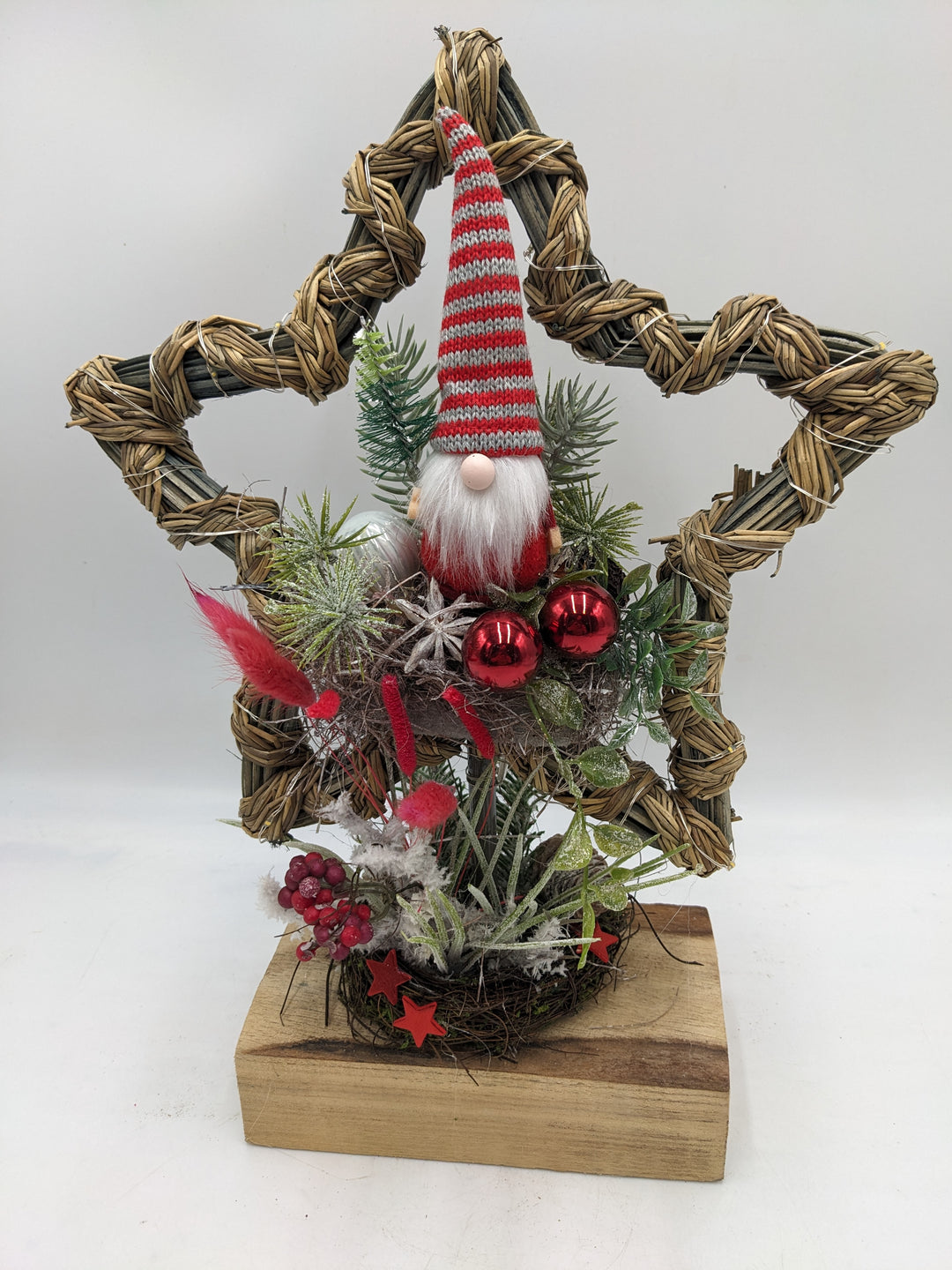 Weihnachtsgesteck LED Kugel Wichtel rot