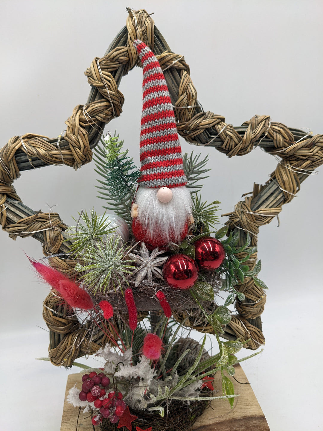 Weihnachtsgesteck LED Kugel Wichtel rot