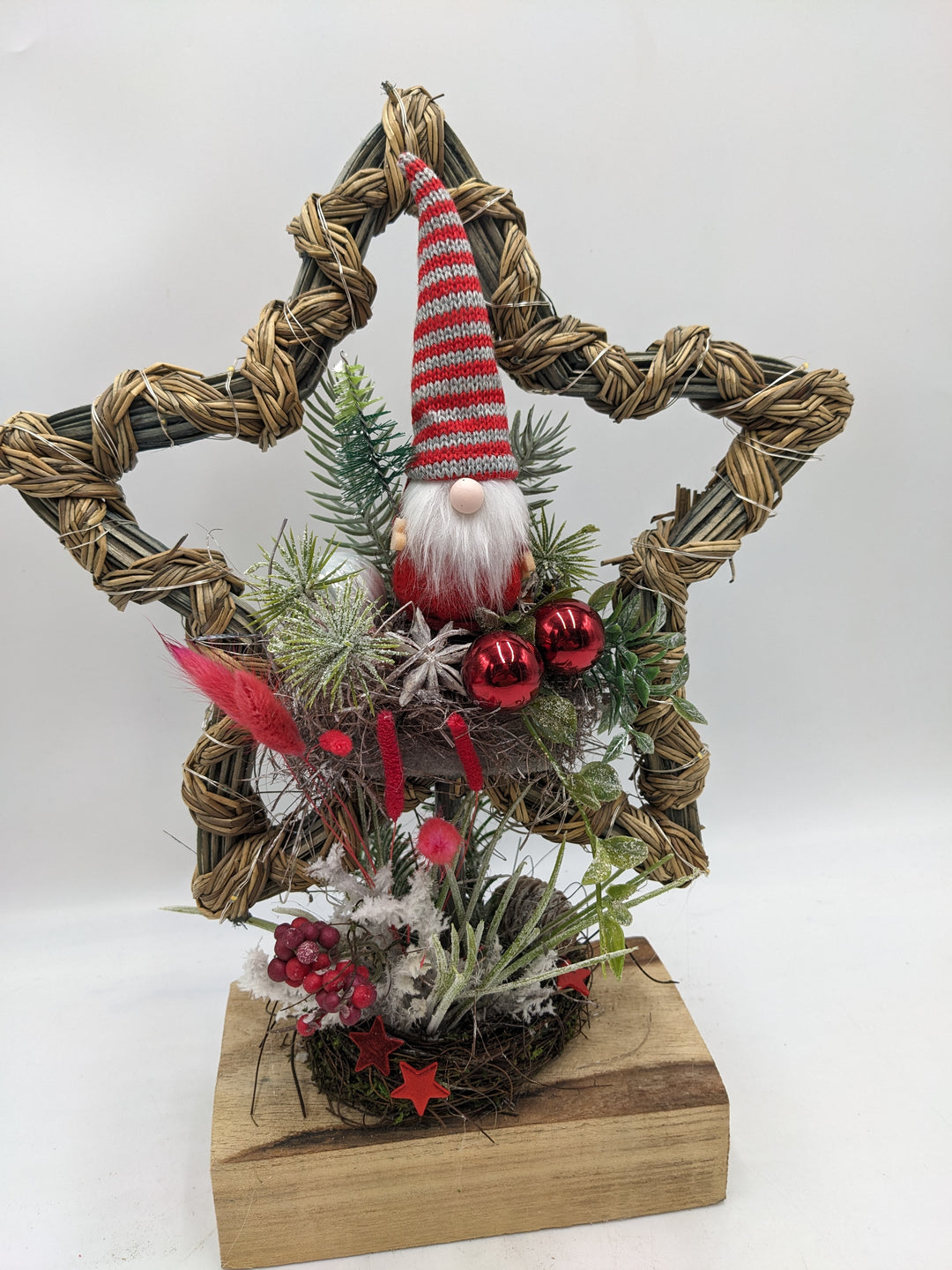 Weihnachtsgesteck LED Kugel Wichtel rot