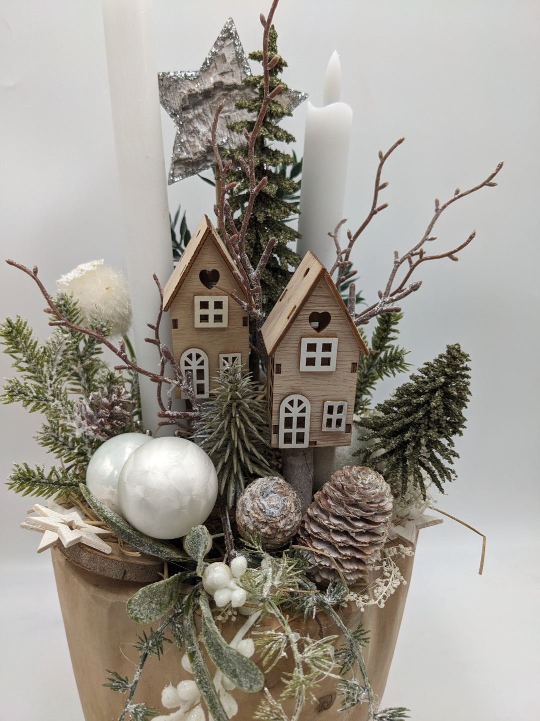 Weihnachtsgesteck LED Kugel Zapfen Haus weiß