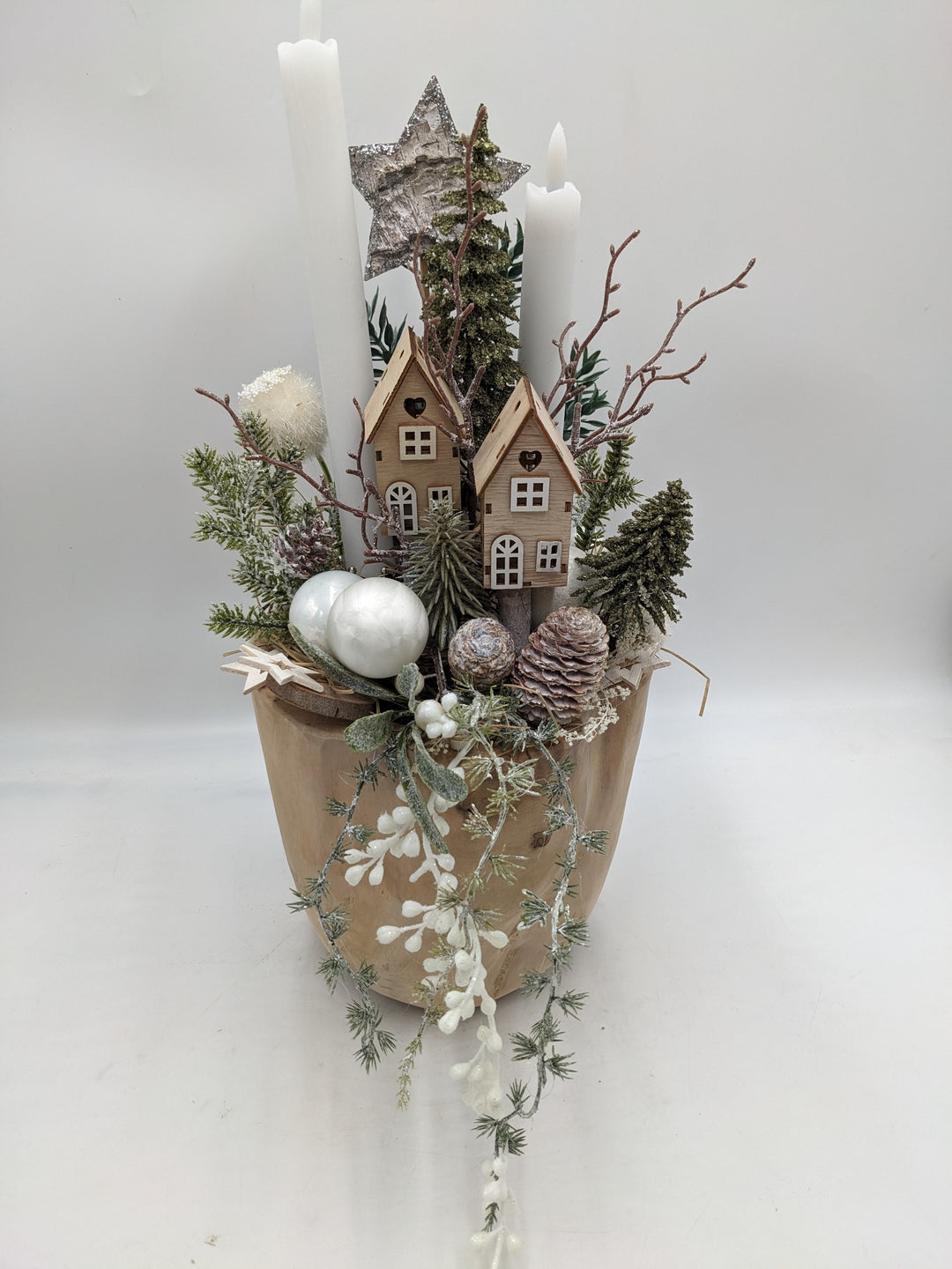 Weihnachtsgesteck LED Kugel Zapfen Haus weiß