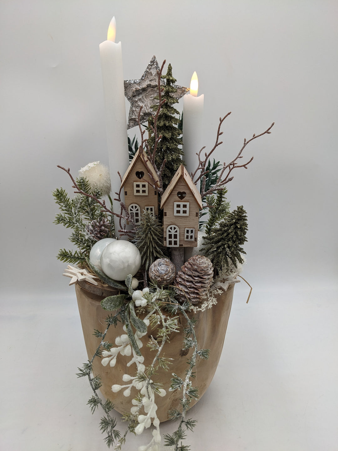 Weihnachtsgesteck LED Kugel Zapfen Haus weiß