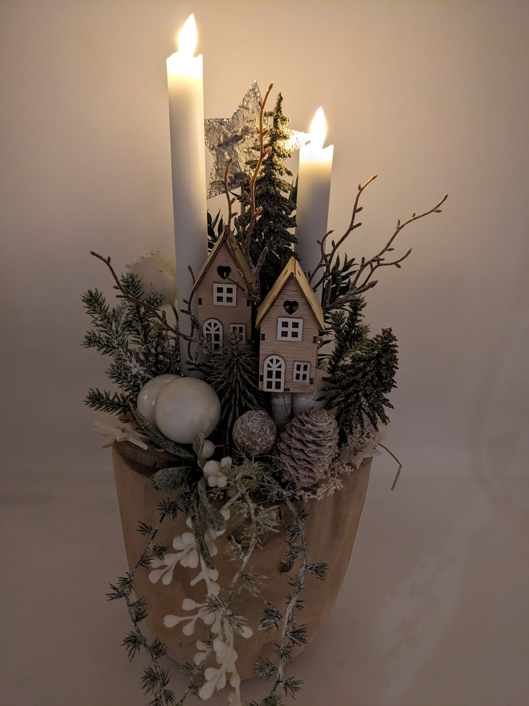 Weihnachtsgesteck LED Kugel Zapfen Haus weiß