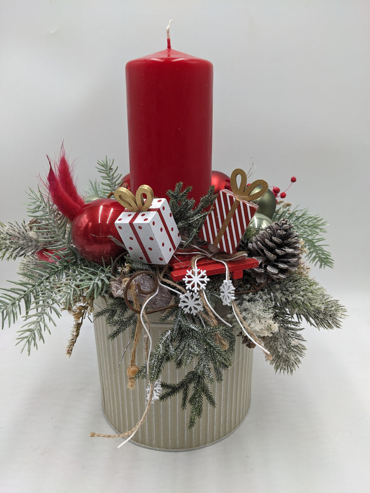 Weihnachtsgesteck Kugel Schlitten Geschenk rot