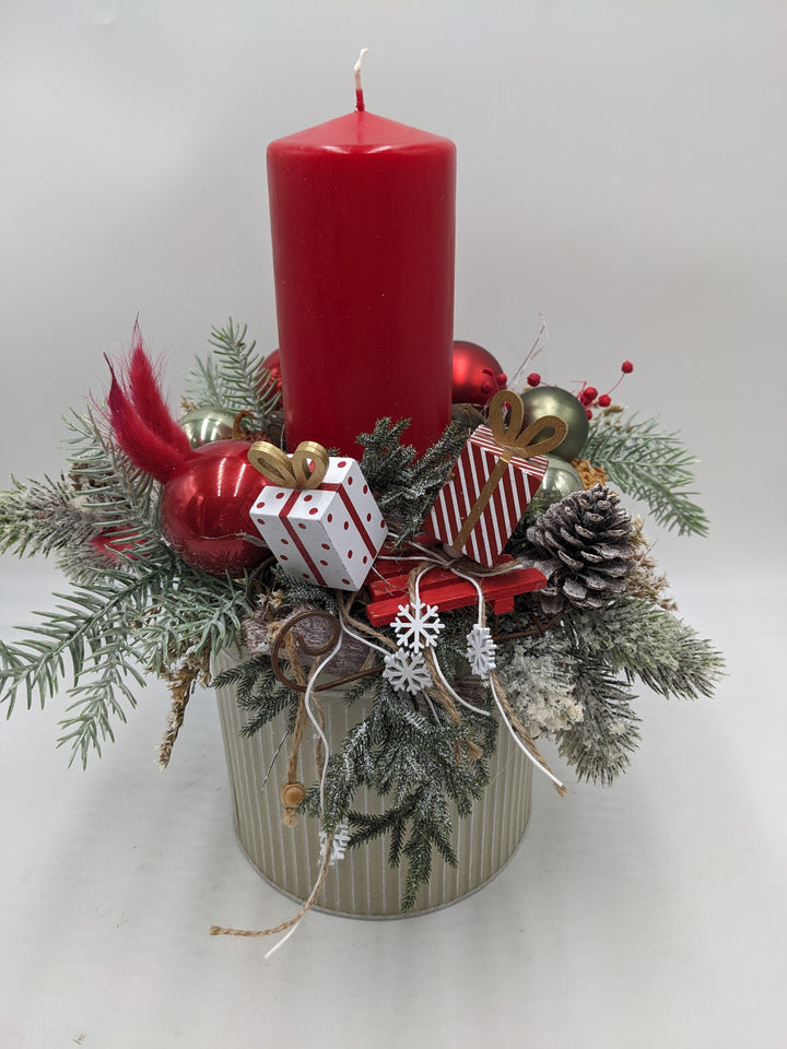 Weihnachtsgesteck Kugel Schlitten Geschenk rot