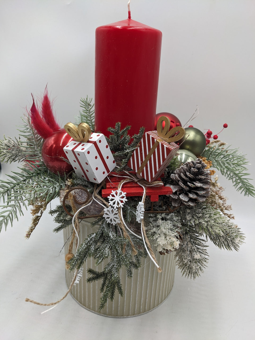 Weihnachtsgesteck Kugel Schlitten Geschenk rot