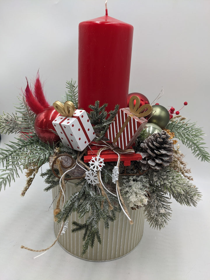 Weihnachtsgesteck Kugel Schlitten Geschenk rot