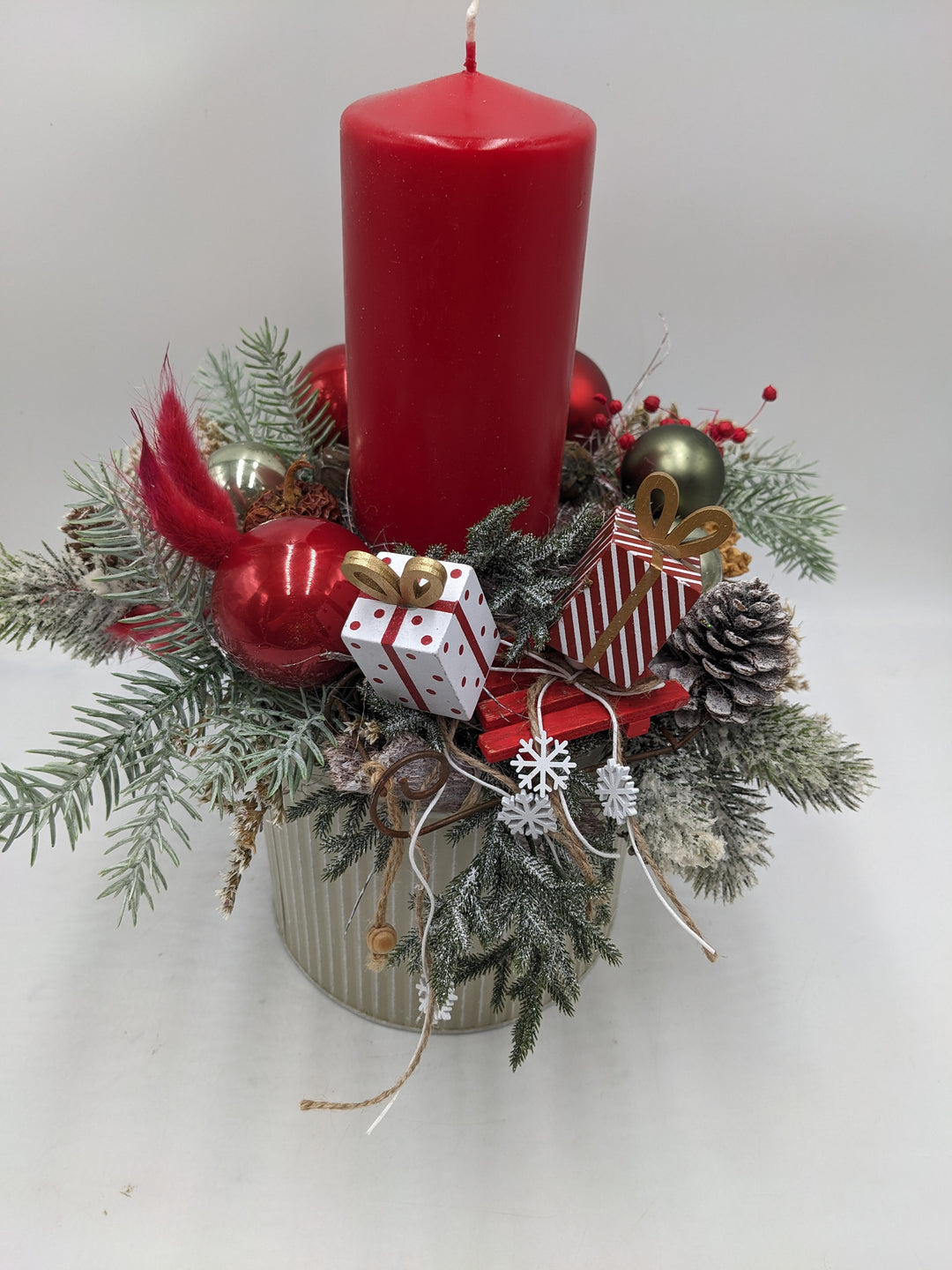 Weihnachtsgesteck Kugel Schlitten Geschenk rot