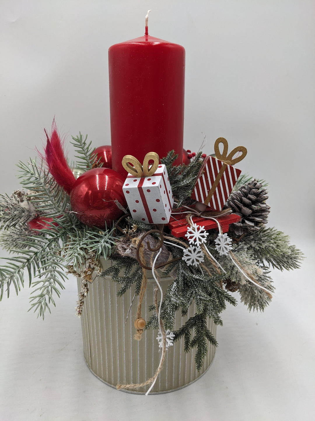 Weihnachtsgesteck Kugel Schlitten Geschenk rot