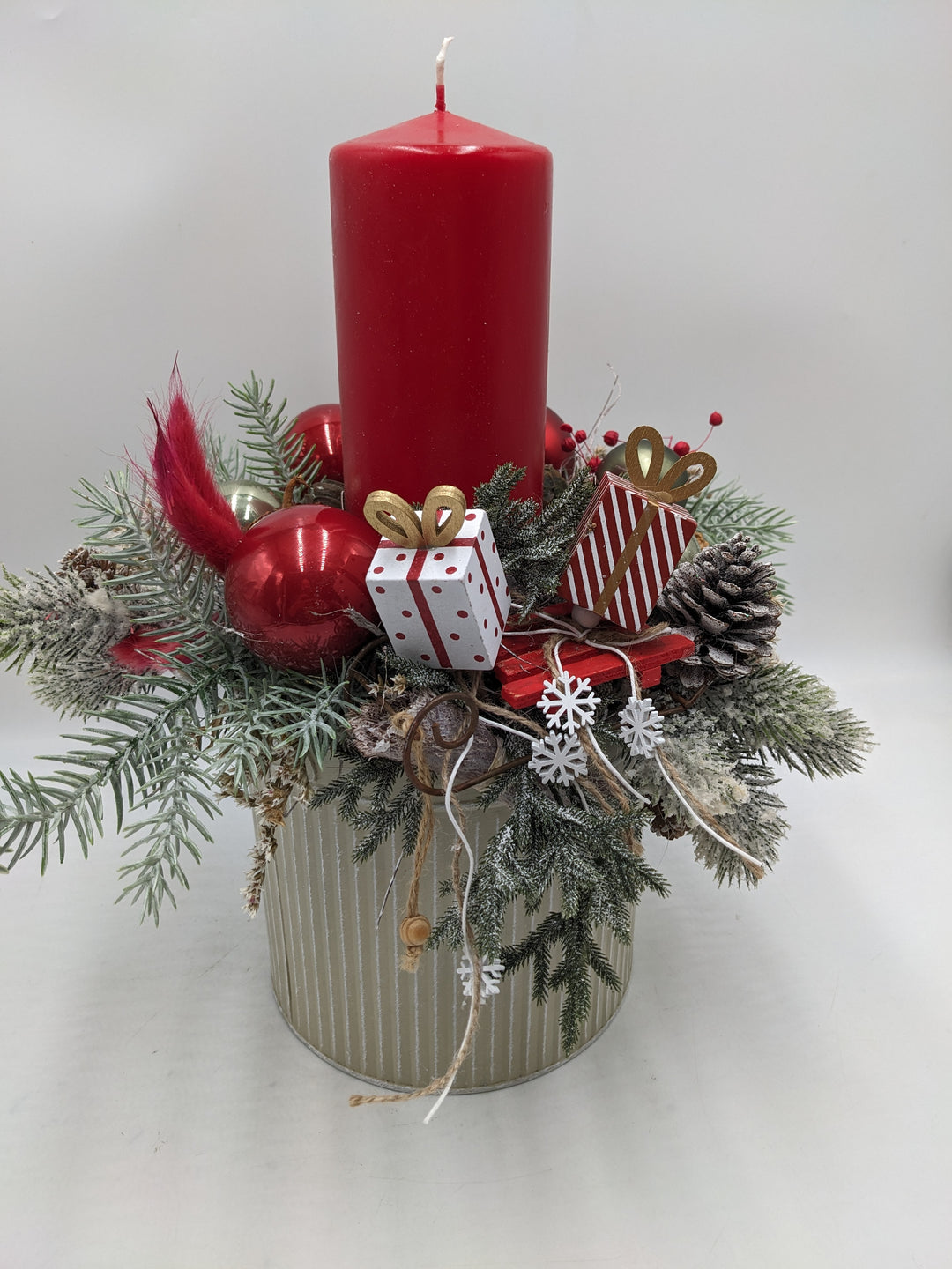 Weihnachtsgesteck Kugel Schlitten Geschenk rot