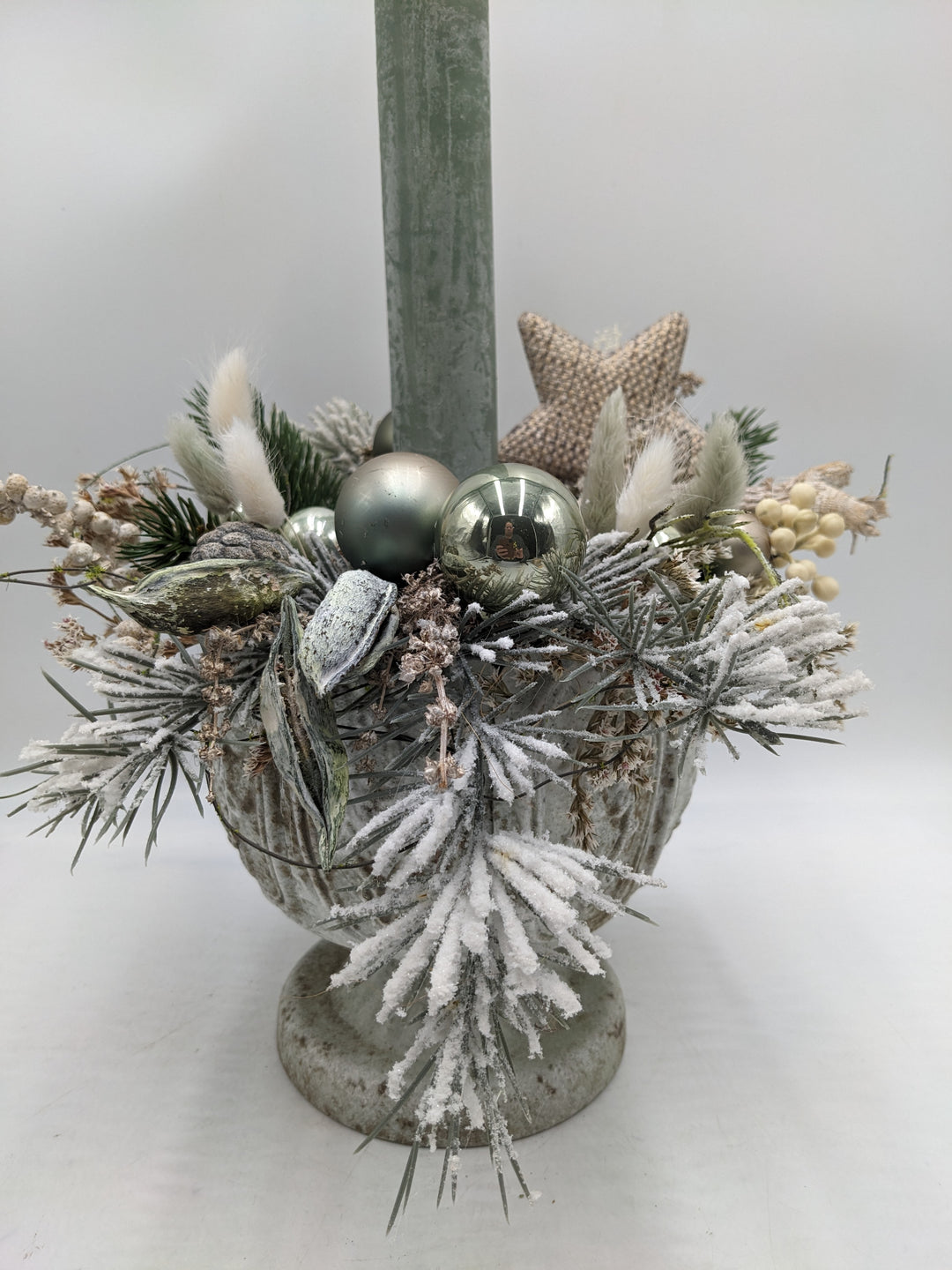 Weihnachtsgesteck Kugel Stern Zapfen mint