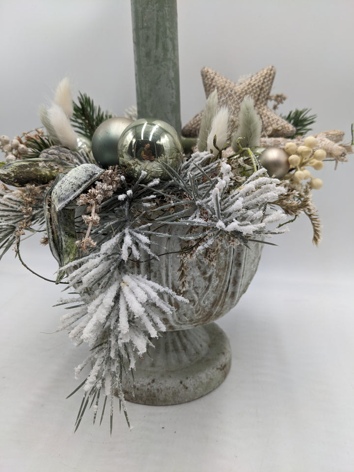 Weihnachtsgesteck Kugel Stern Zapfen mint