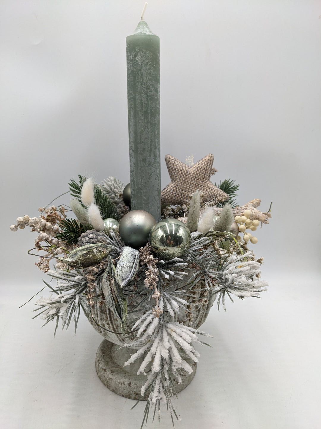 Weihnachtsgesteck Kugel Stern Zapfen mint