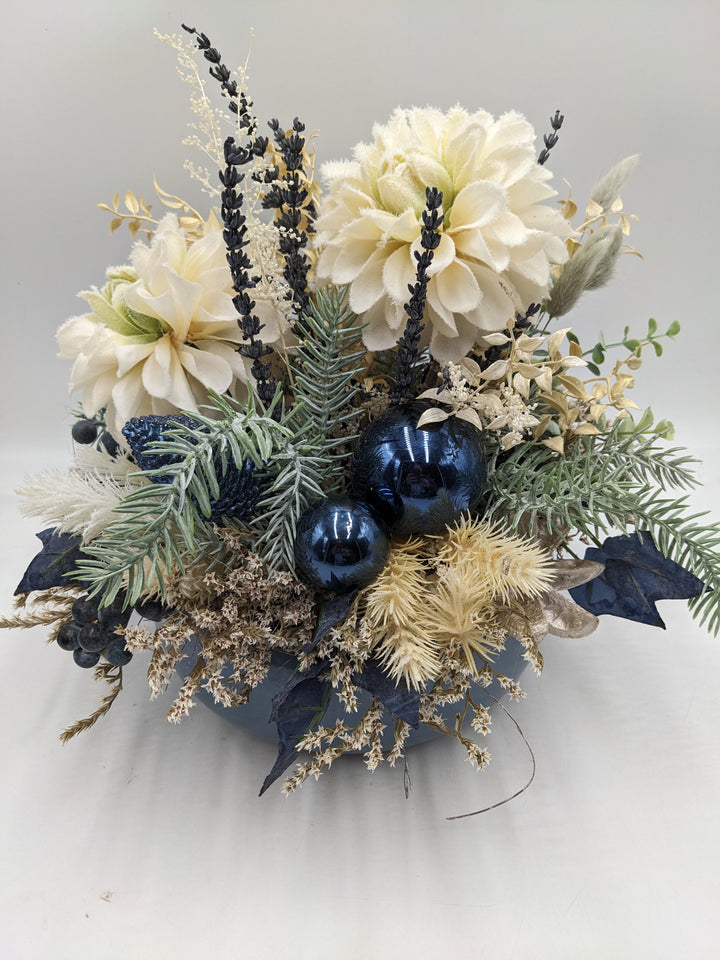 Weihnachtsgesteck Kugel Blüte Zapfen blau