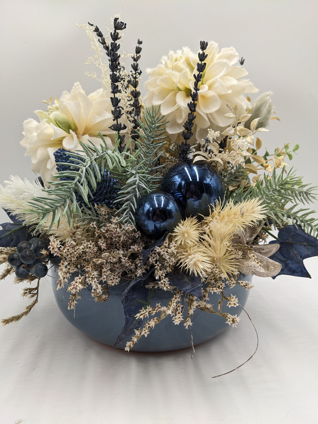 Weihnachtsgesteck Kugel Blüte Zapfen blau