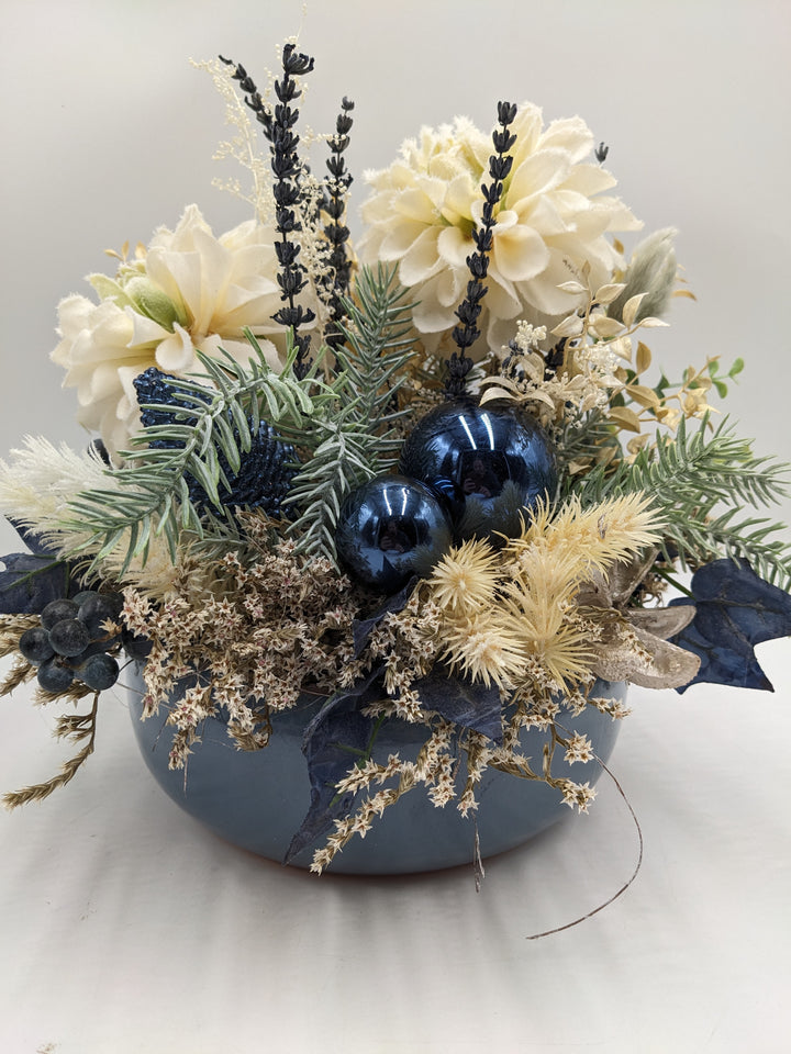 Weihnachtsgesteck Kugel Blüte Zapfen blau