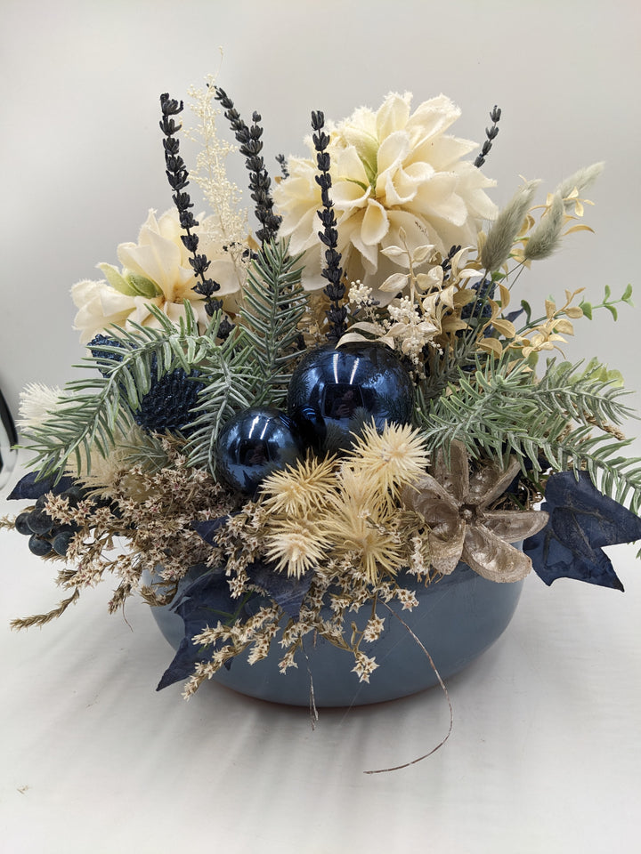 Weihnachtsgesteck Kugel Blüte Zapfen blau