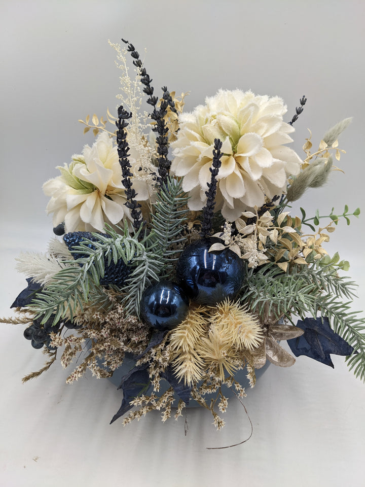 Weihnachtsgesteck Kugel Blüte Zapfen blau