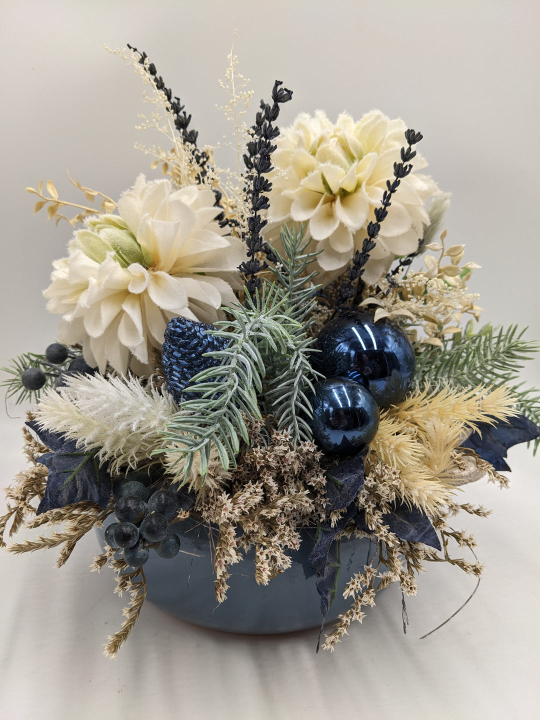 Weihnachtsgesteck Kugel Blüte Zapfen blau