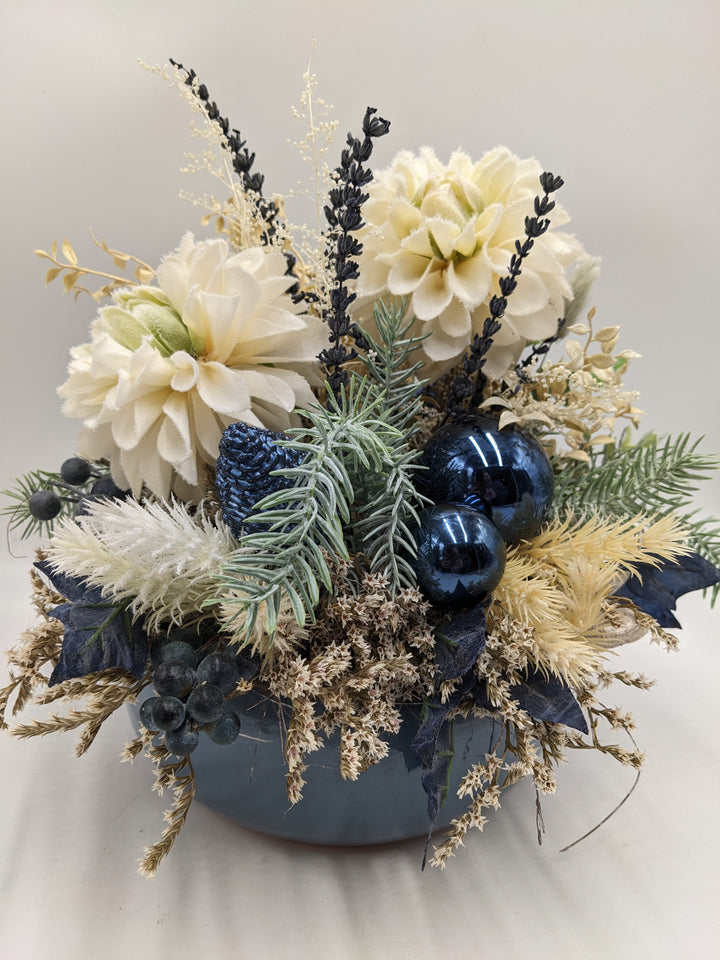 Weihnachtsgesteck Kugel Blüte Zapfen blau