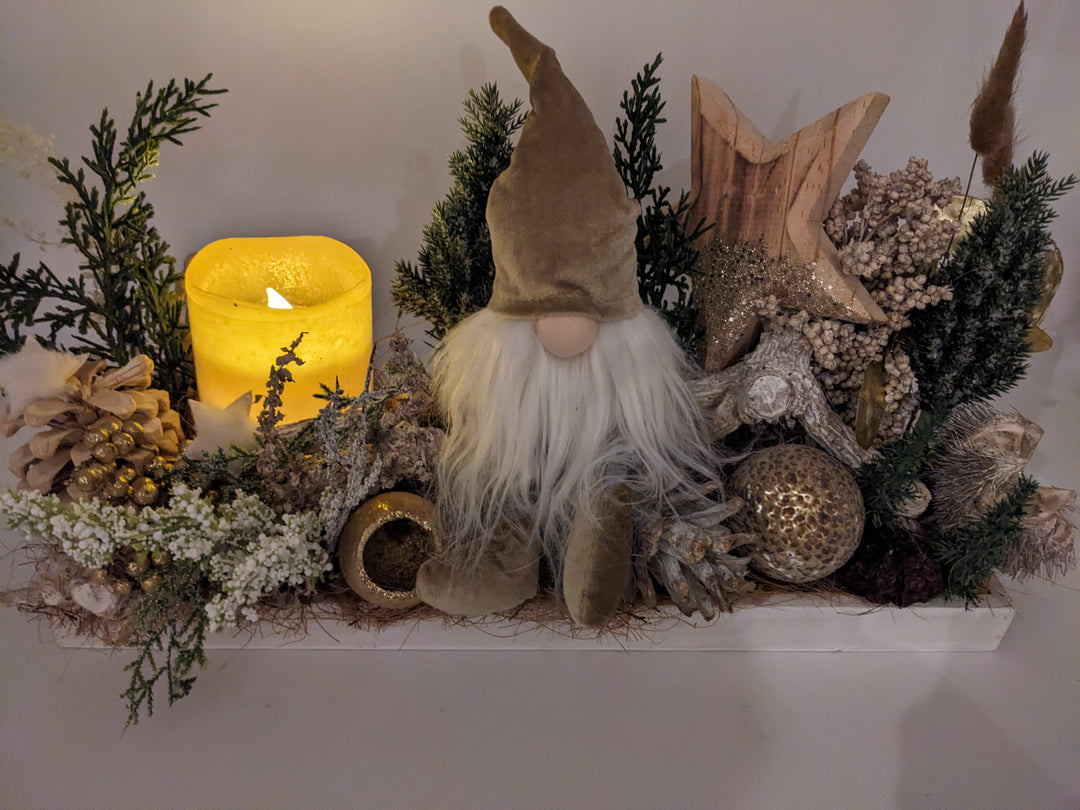 Weihnachtsgesteck LED Kugel Stern Wichtel natur