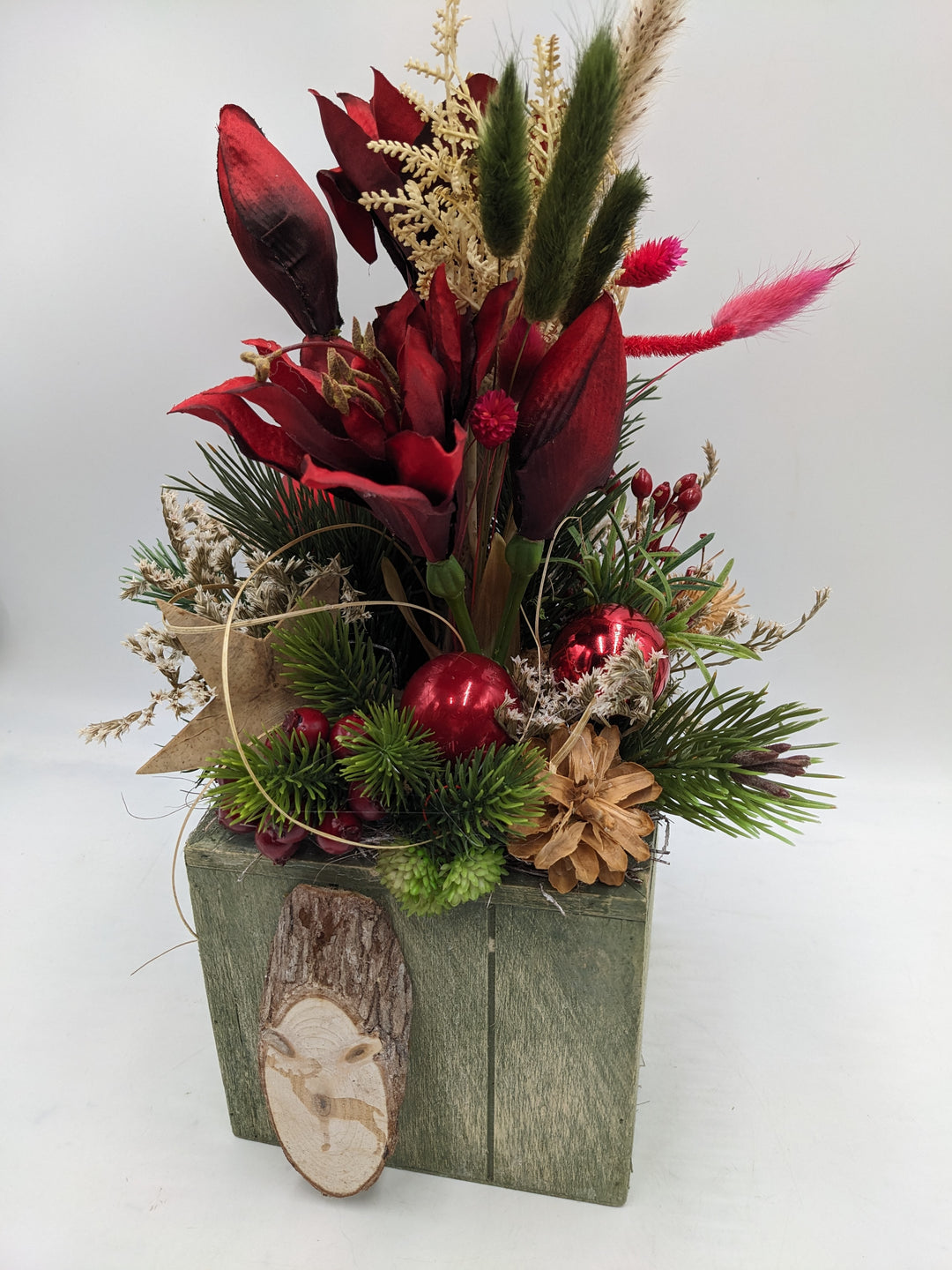 Weihnachtsgesteck Kugel Stern Amaryllis rot