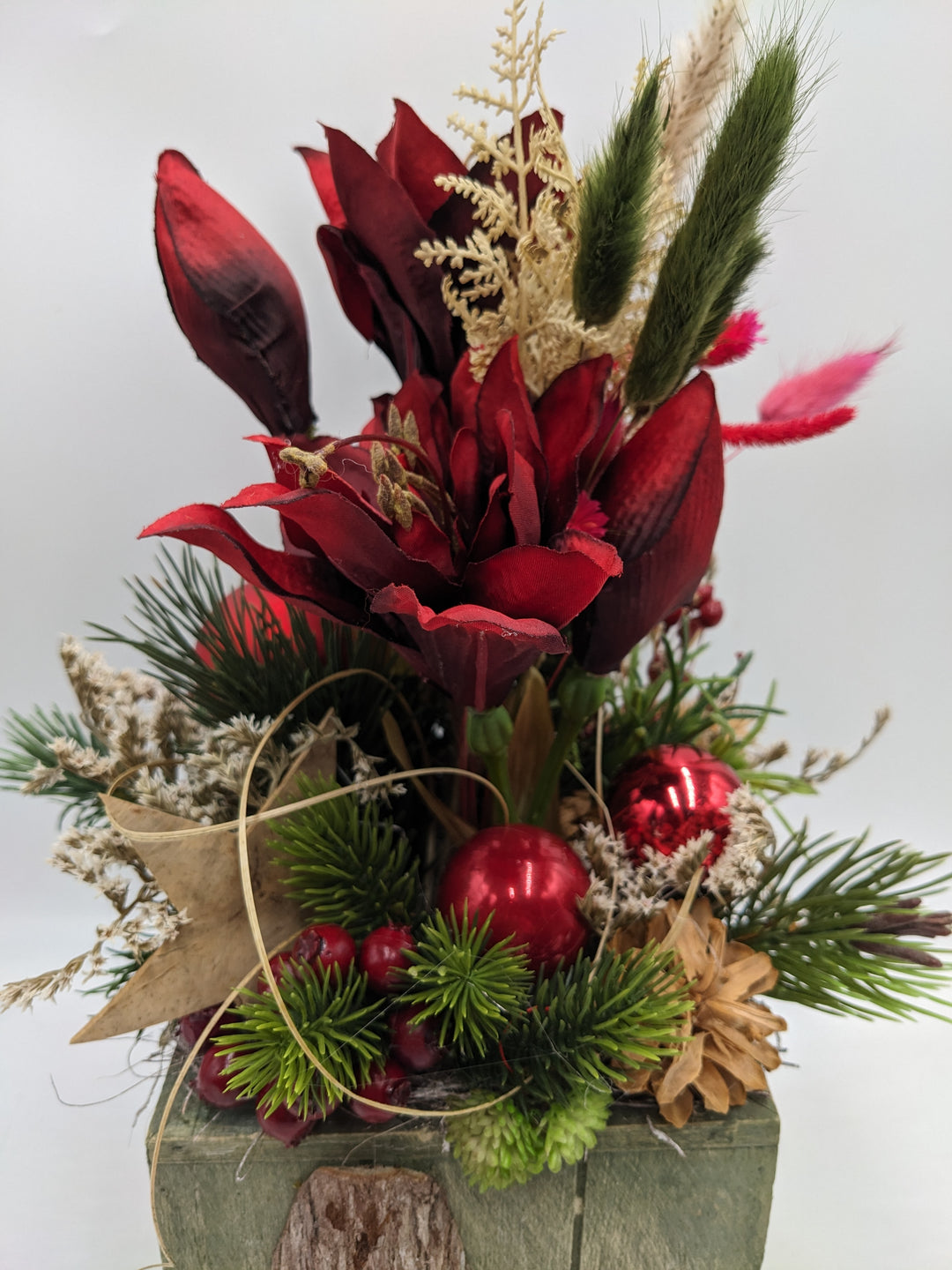 Weihnachtsgesteck Kugel Stern Amaryllis rot