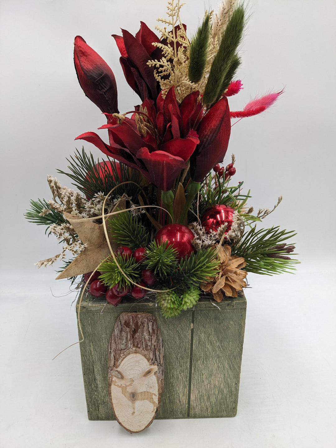 Weihnachtsgesteck Kugel Stern Amaryllis rot