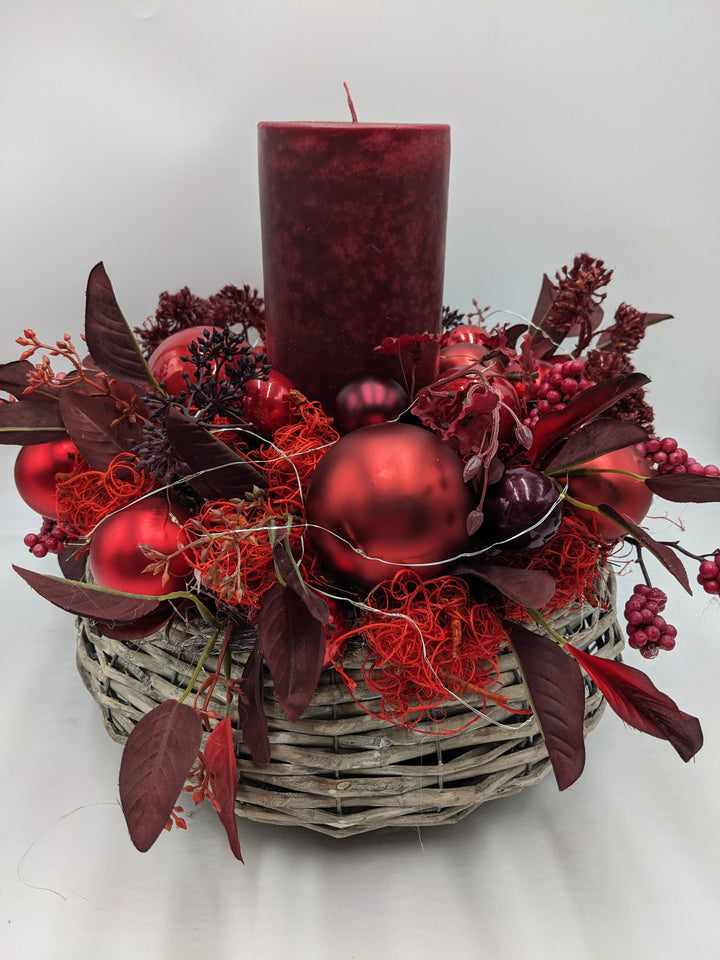 Weihnachtsgesteck LED Kugel Blätter rot