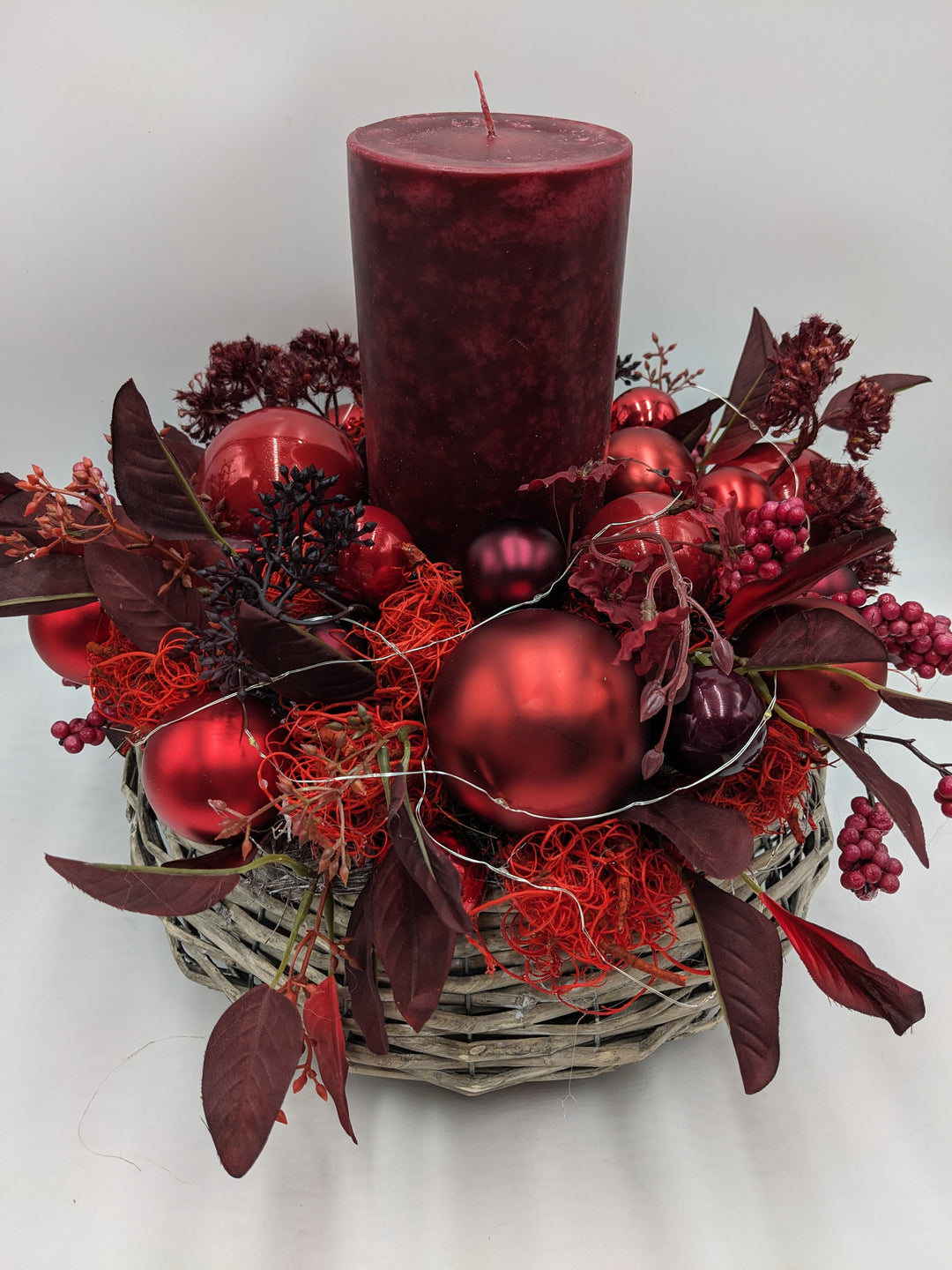 Weihnachtsgesteck LED Kugel Blätter rot