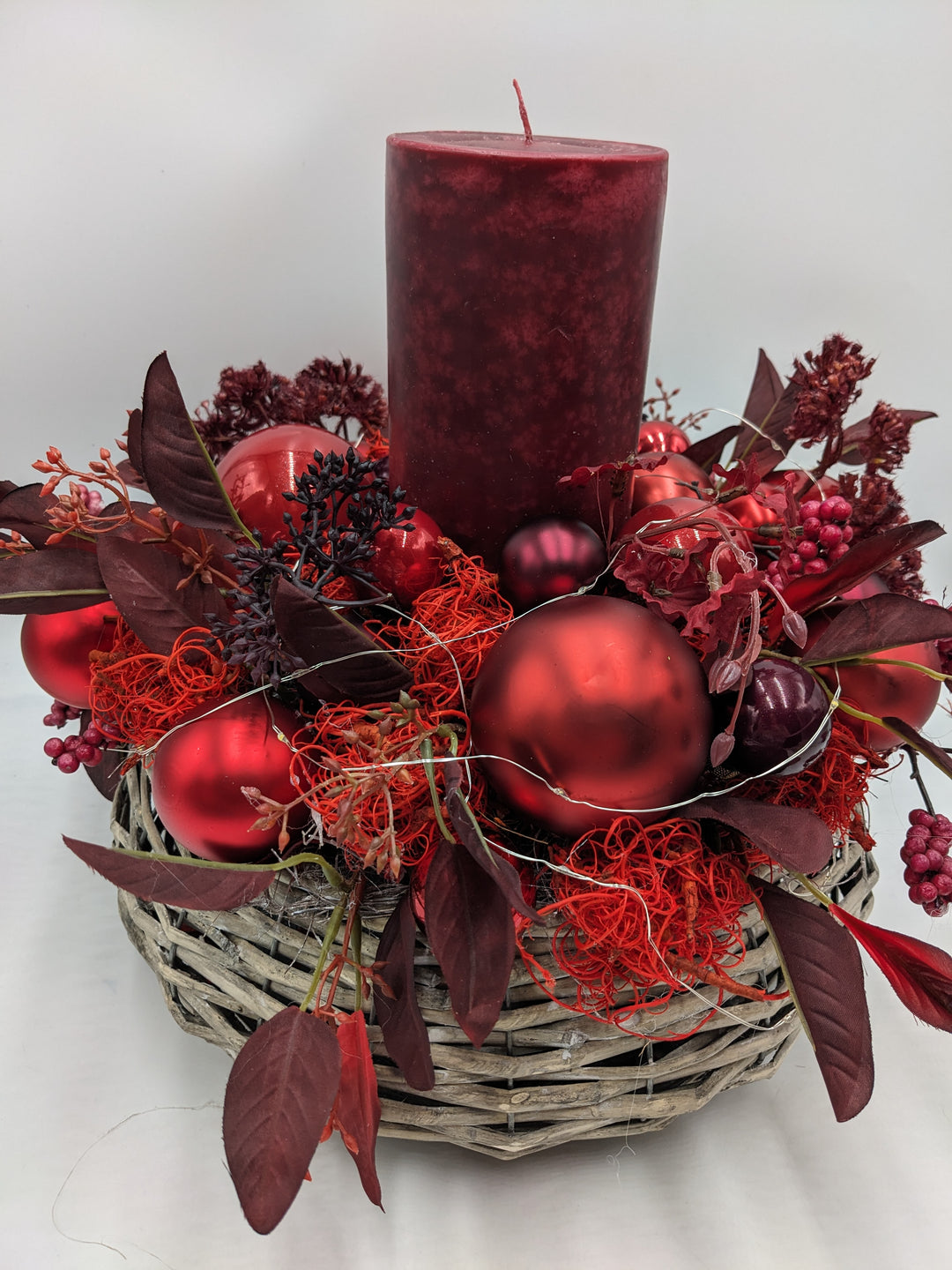 Weihnachtsgesteck LED Kugel Blätter rot