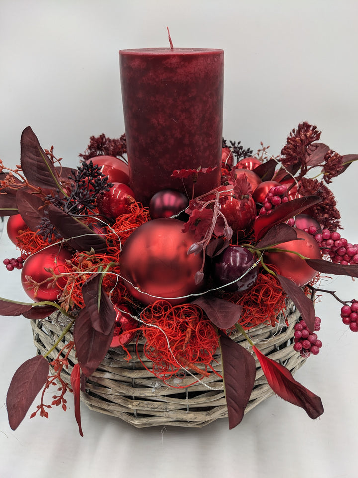 Weihnachtsgesteck LED Kugel Blätter rot