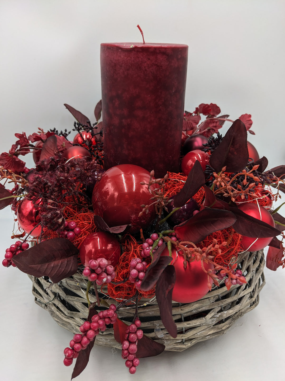 Weihnachtsgesteck LED Kugel Blätter rot