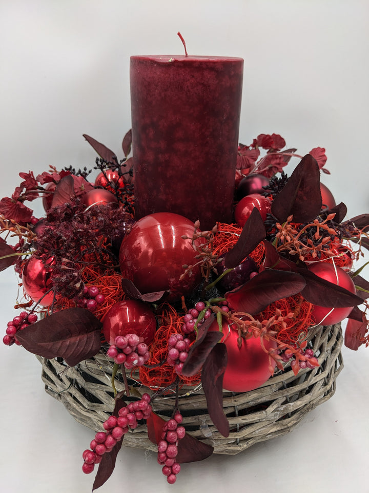 Weihnachtsgesteck LED Kugel Blätter rot